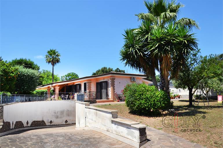 Villa su due livelli con box auto