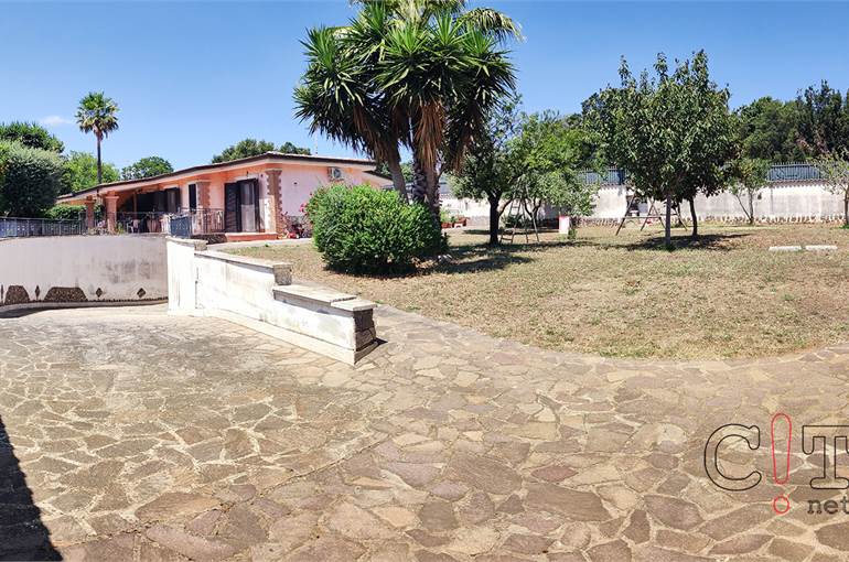 Villa bifamiliare con entrata indipendente 