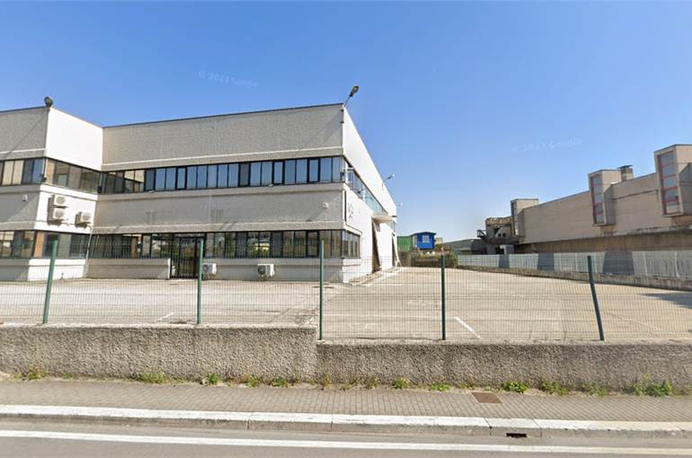 Ampio piazzale sui tre lati
