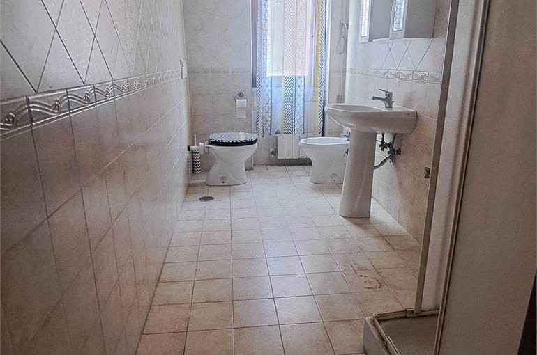 Bagno con doccia e finestra