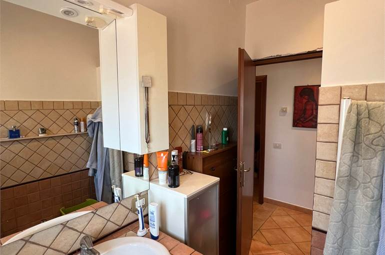 Bagno con doccia e finestra