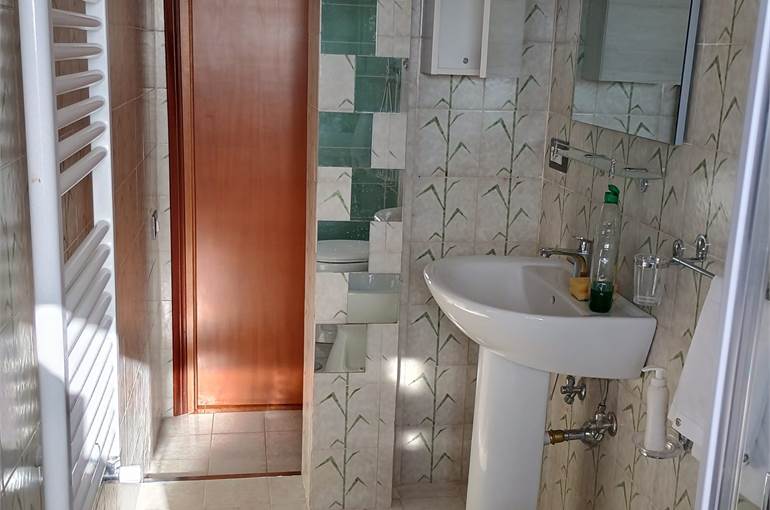 Bagno con doccia e finestra