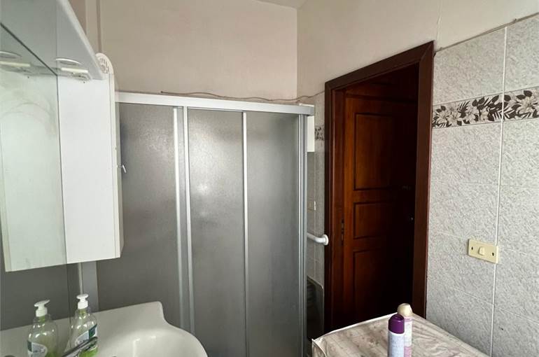 Bagno con comoda doccia 